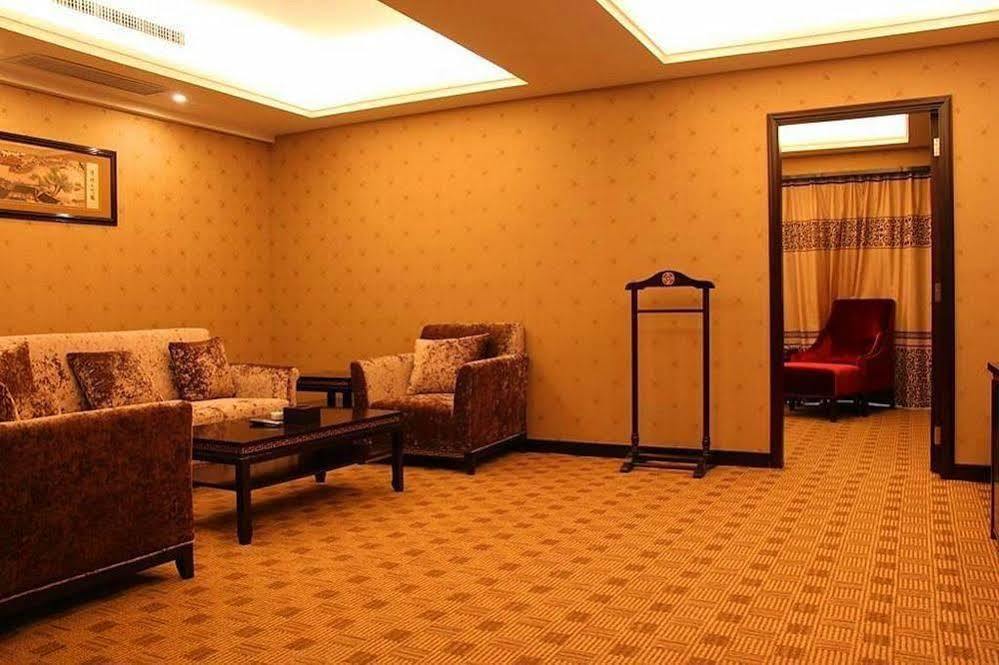New Beacon Runfeng International Hotel Wuhan Bagian luar foto